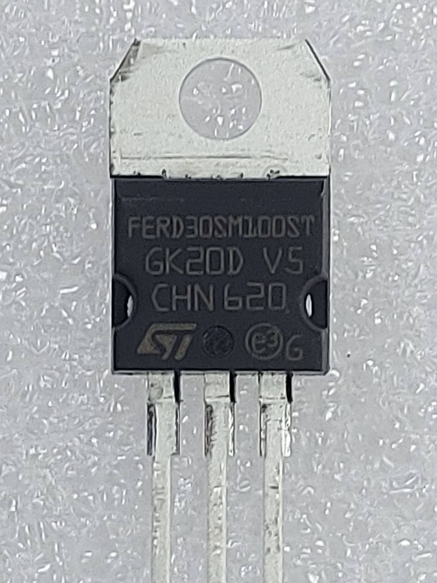 FERD30SM100ST