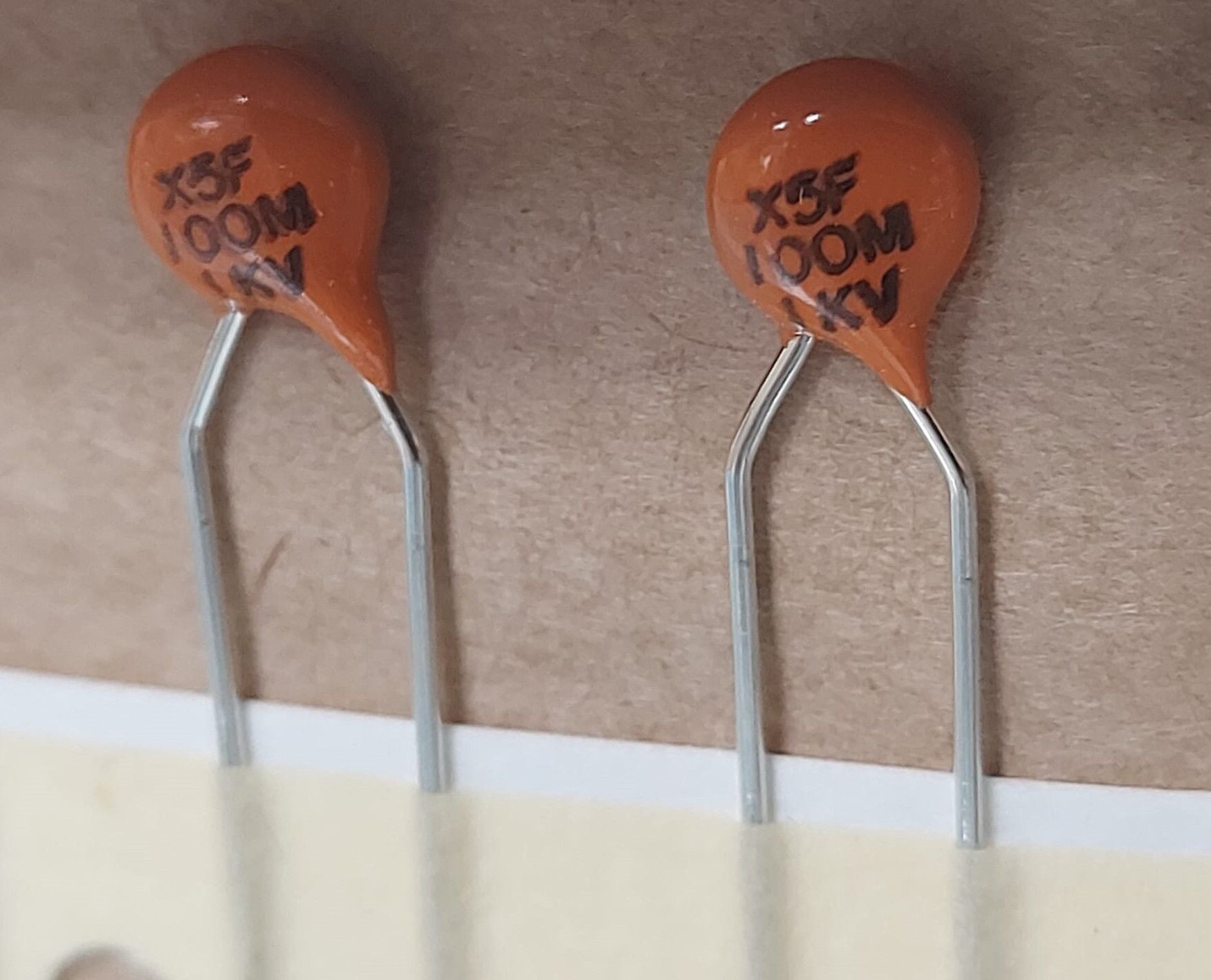 100PF 1KV (1000V)  %20  5MM SERAMİK KONDANSATÖR
