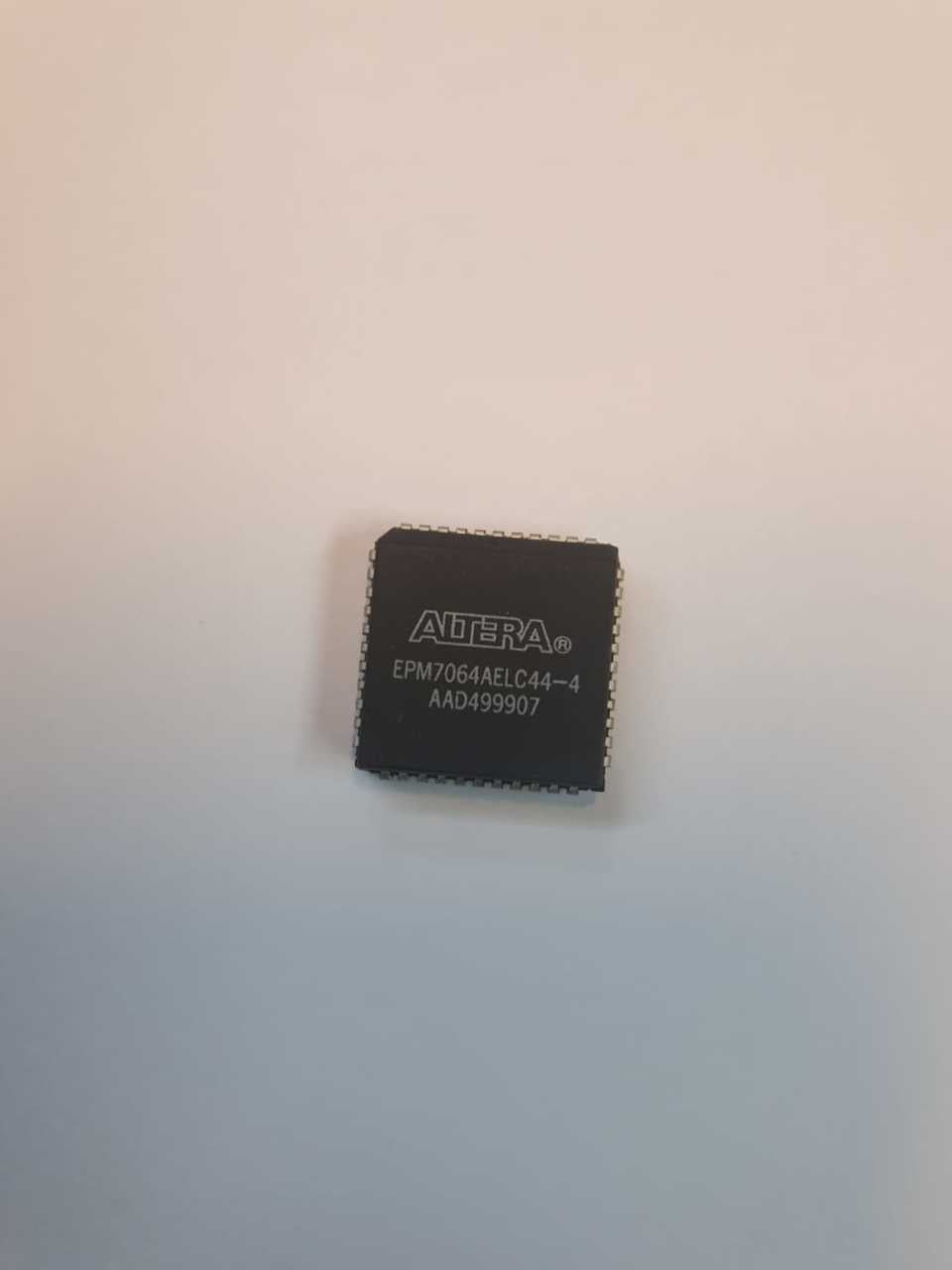 EPM7064AELC44-7