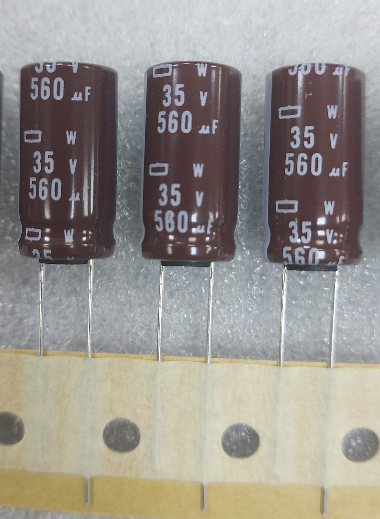 560UF 35V