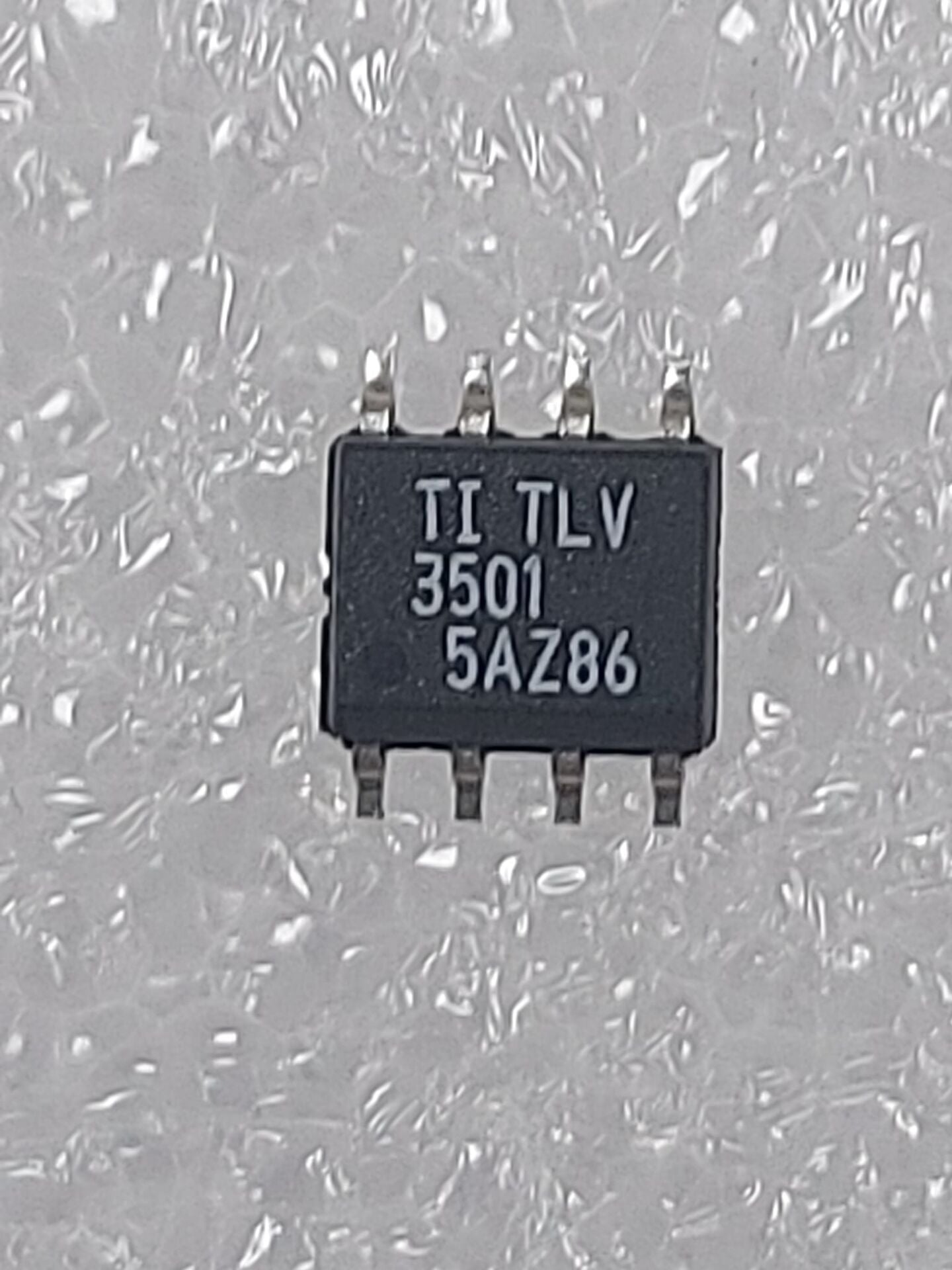 TLV3501